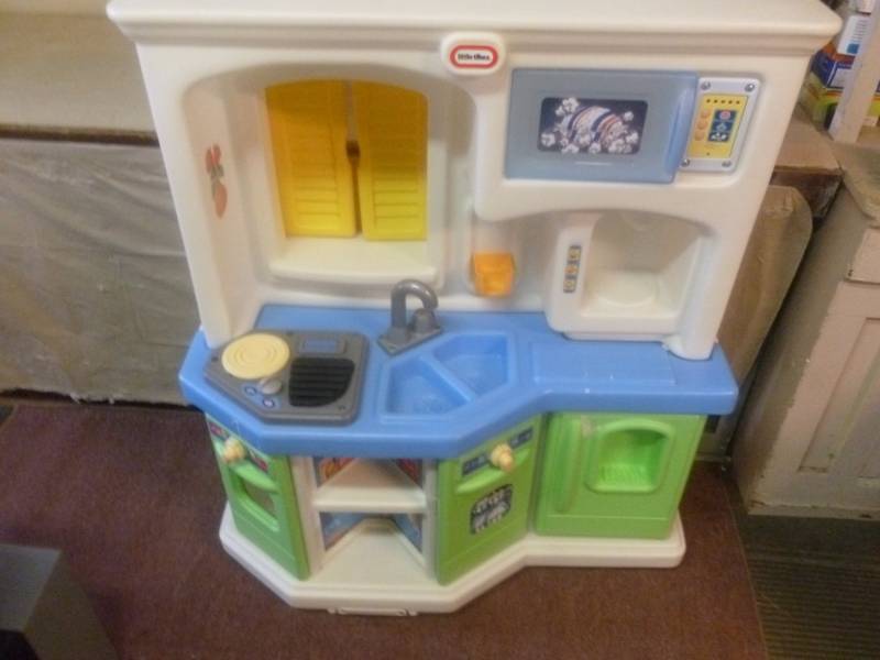 lot 19 image: Little Tikes Play Kitchen
