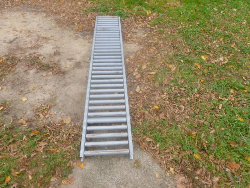 lot 21 image: Roller Conveyor