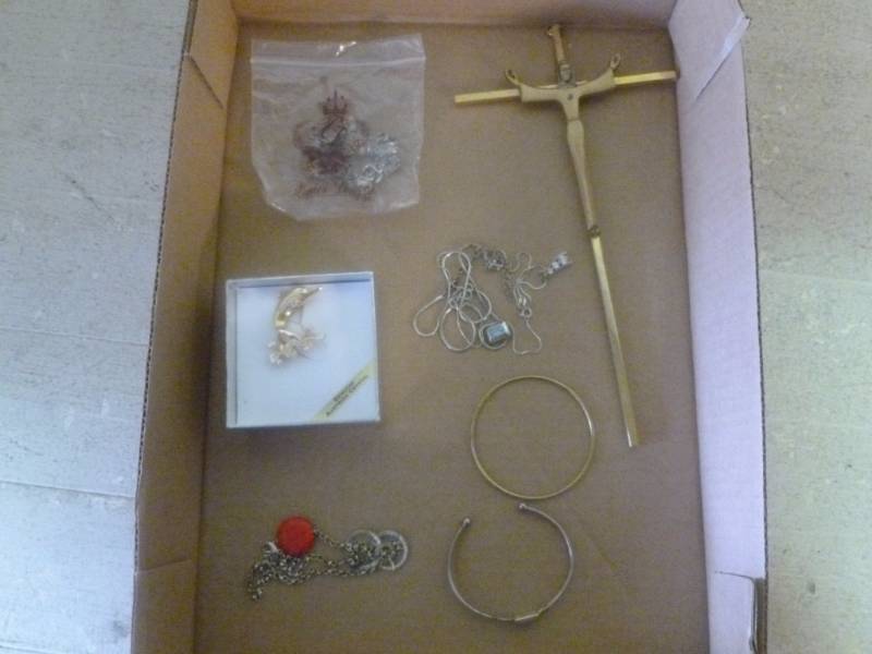lot 65 image: Jewelry