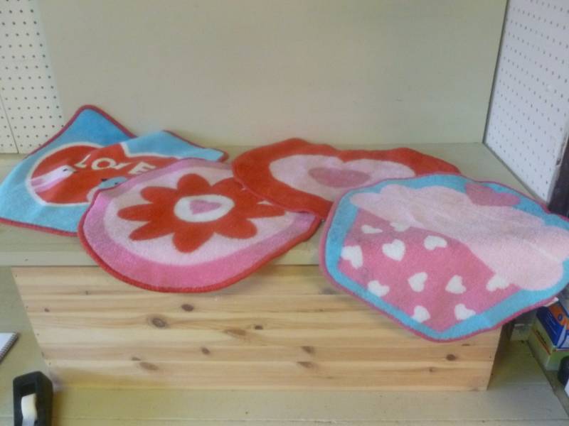 lot 80 image: Kids Rugs