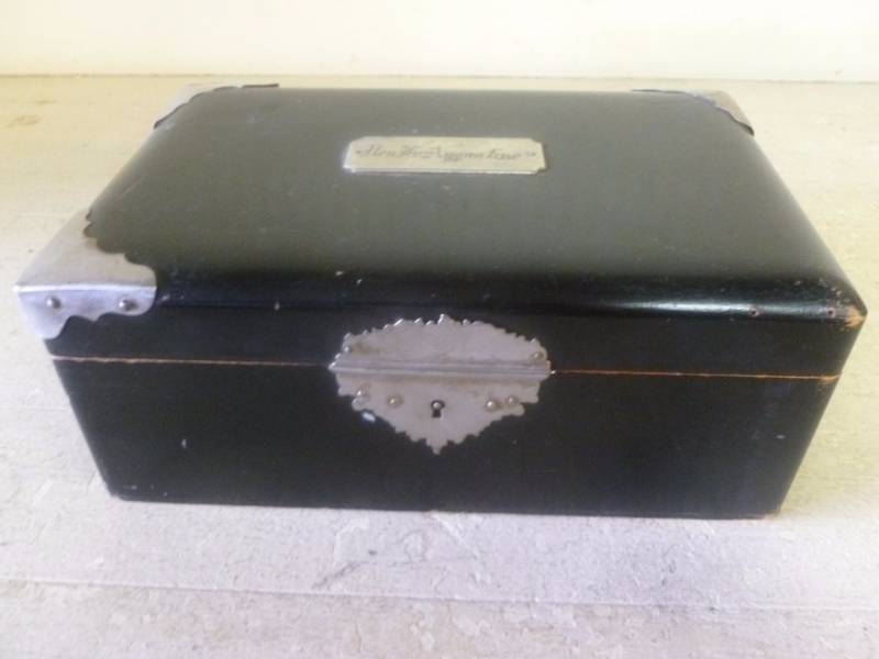 lot 126 image: Vintage Wooden Box