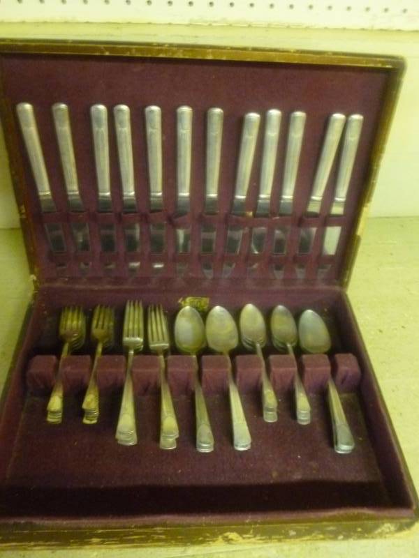 lot 176 image: Vintage Silverplate Flatware