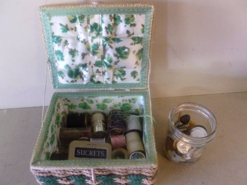 lot 202 image: Sewing Items