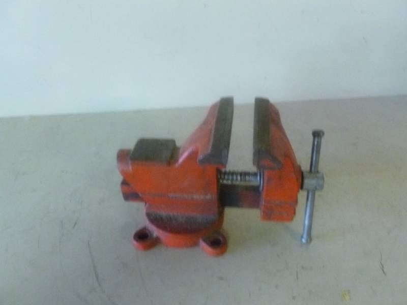 lot 204 image: Bench Vise