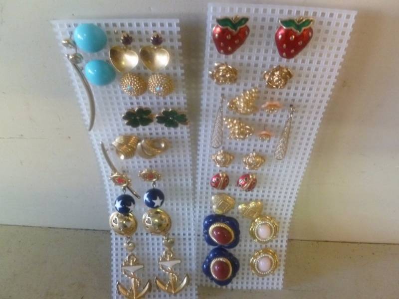 lot 293 image: Jewelry