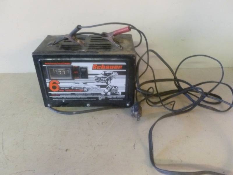 lot 318 image: Battery Charger