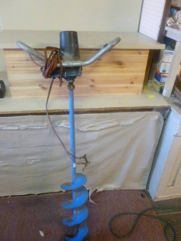 lot 320 image: 12 Volt Ice Auger