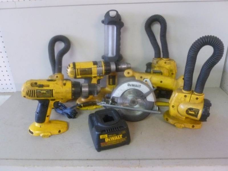 lot 329 image: 18v. Cordless Tools