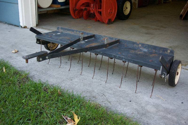 lot 2 image: Lawn Dethatcher