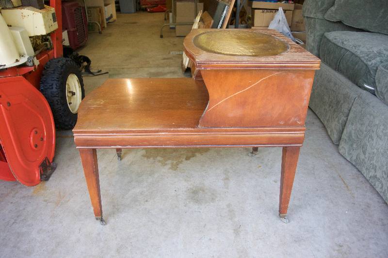 lot 4 image: Antique End Table