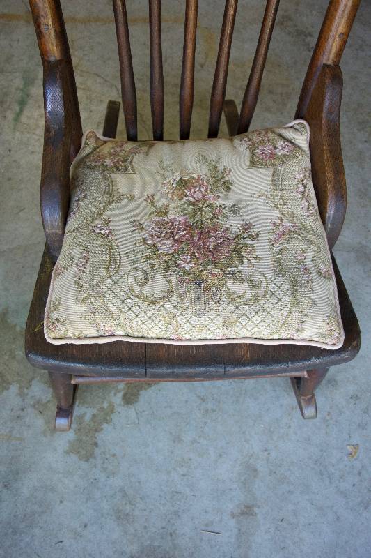 lot 7 image: Antique Childrens Rocker