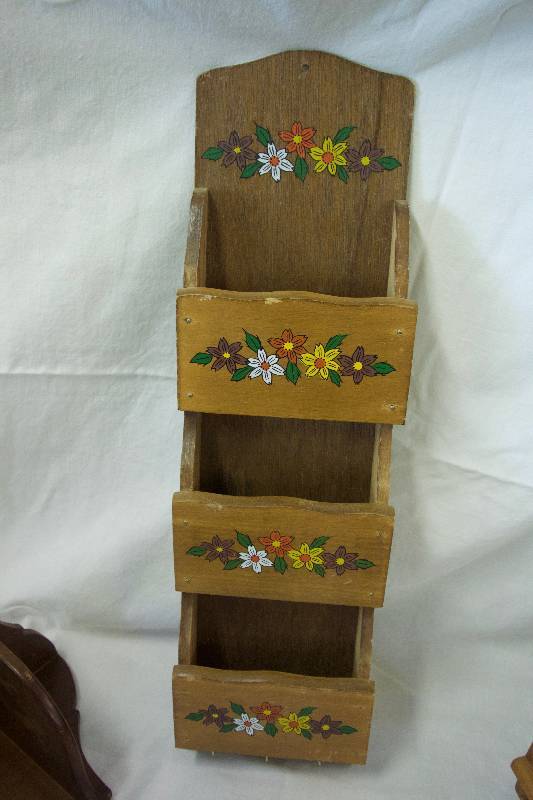 lot 20 image: Solid Wood Decor