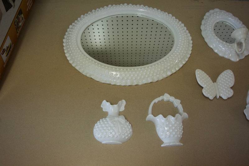 lot 24 image: Vintage Home Interiors Hobnail Wall Decor (Plastic)