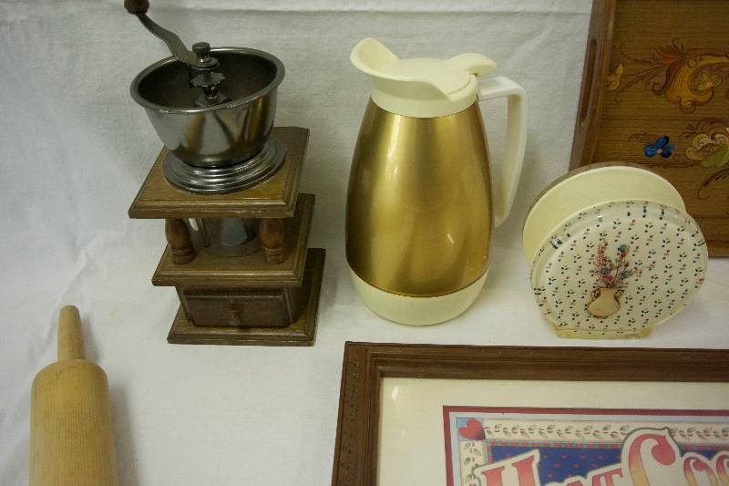 lot 27 image: Kitchen Decor