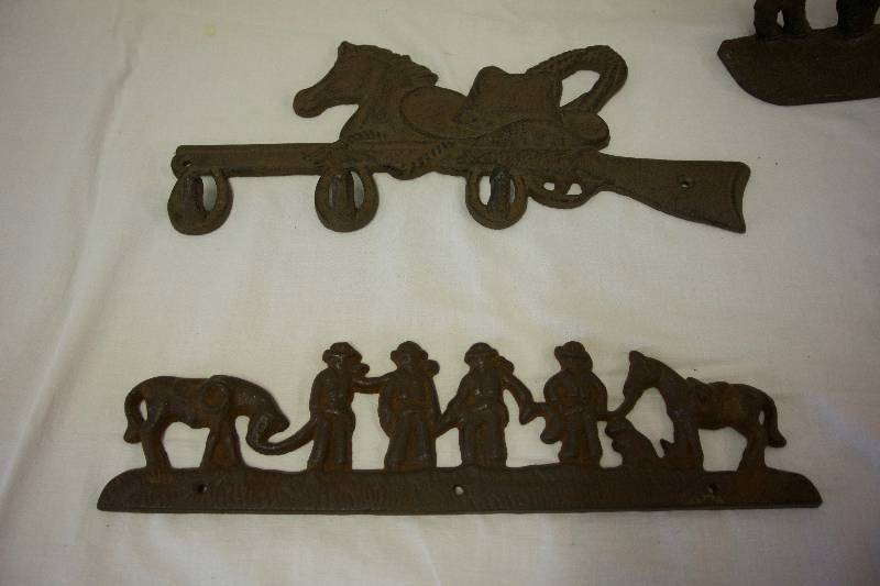 lot 31 image: Cast Metal Western Decor & Buffalo Book Ends