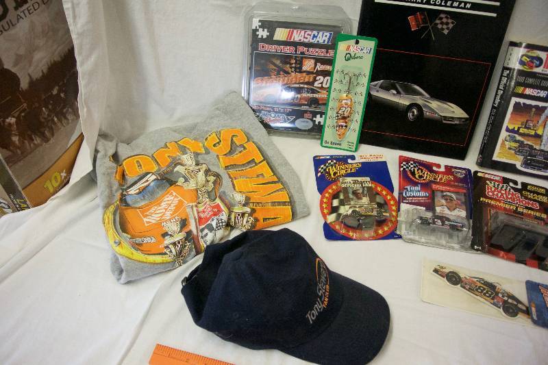 lot 43 image: Nascar Bag of Collectibles