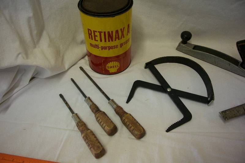 lot 44 image: Vintage Tools & Oil Can