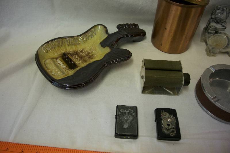 lot 61 image: Vintage Smoking Collectibles