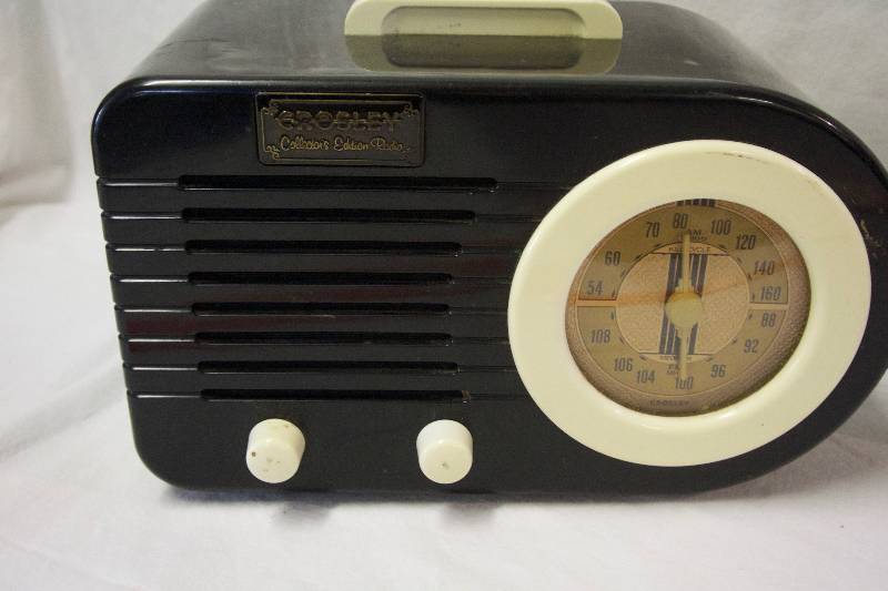 lot 73 image: Vintage Radios