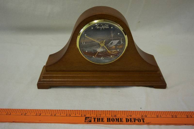 lot 75 image: Terry Redlin Wood Mantle Clock