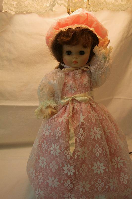 lot 79 image: Antique Doll Lamp