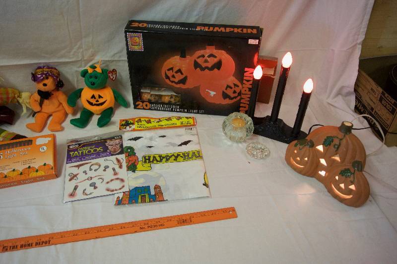 lot 94 image: Halloween Decor