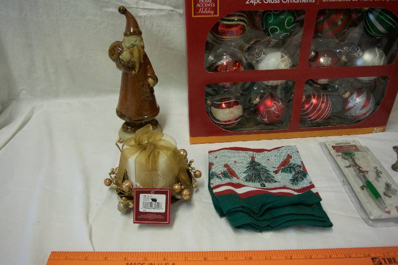 lot 95 image: New Christmas Decor