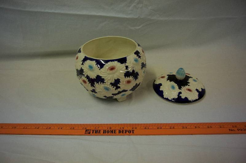 lot 101 image: Japanese Ceramic Biscuit Jar