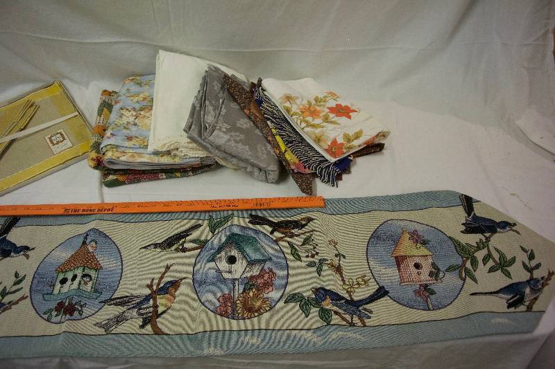 lot 108 image: Vintage Table Cloths & Napkins