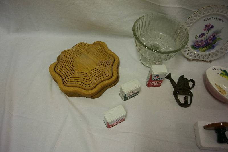 lot 110 image: Vintage Kitchen Odds & Ends