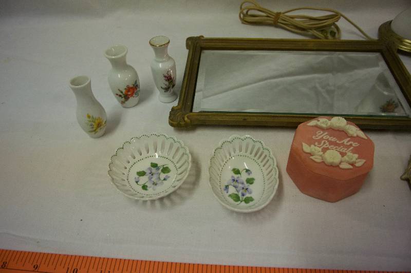 lot 119 image: Vintage Dresser Items