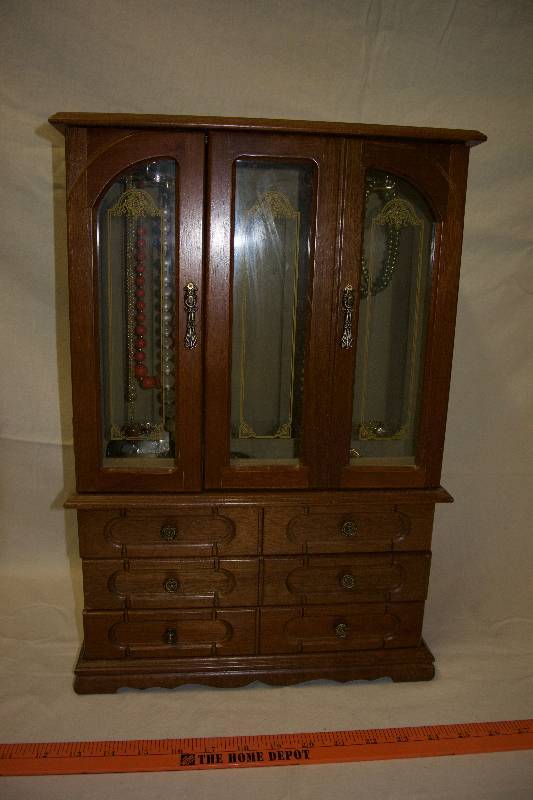 lot 120 image: Jewelry Box with Contents