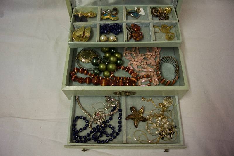 lot 122 image: Vintage Jewelry Box with Contents