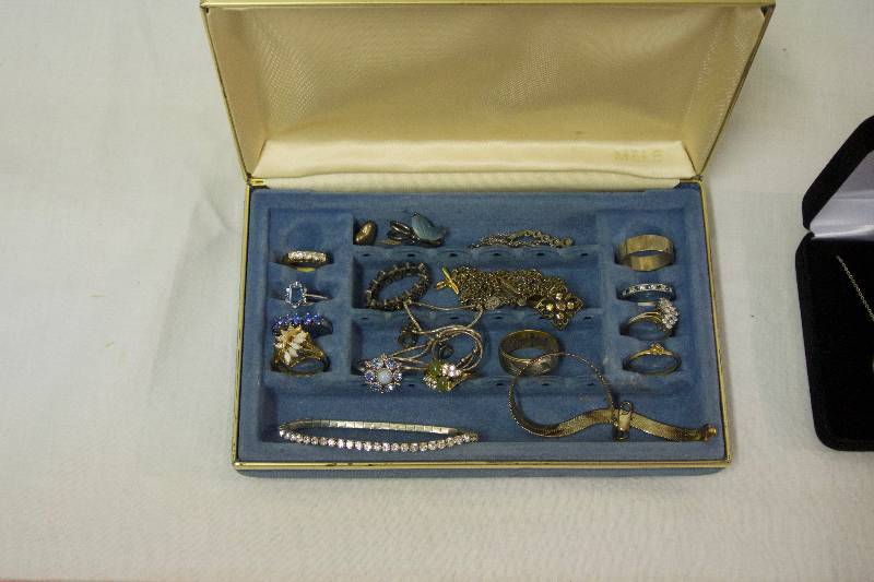 lot 123 image: Velvet Box with Contents