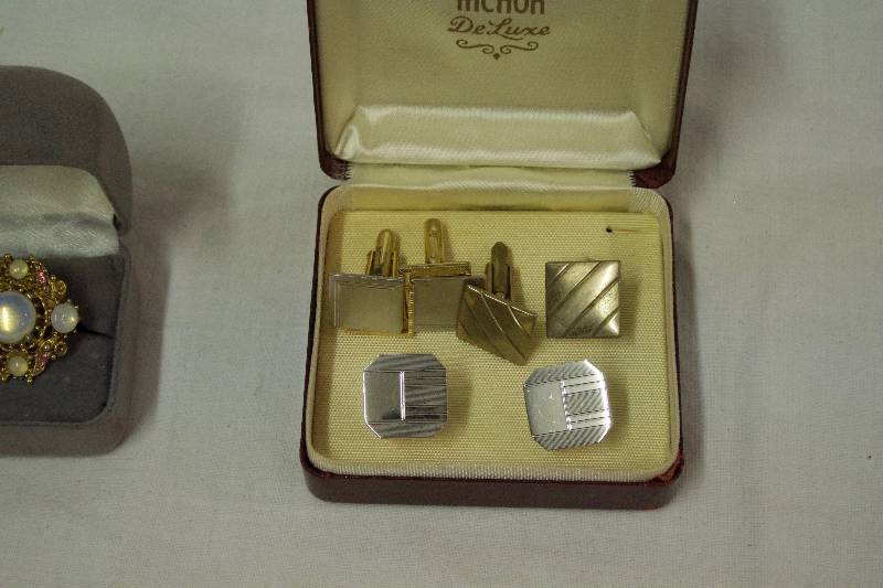 lot 124 image: Pearls, Opal & Cufflinks Jewelry