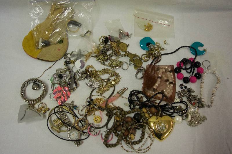 lot 125 image: Bag of Scrap Jewelry