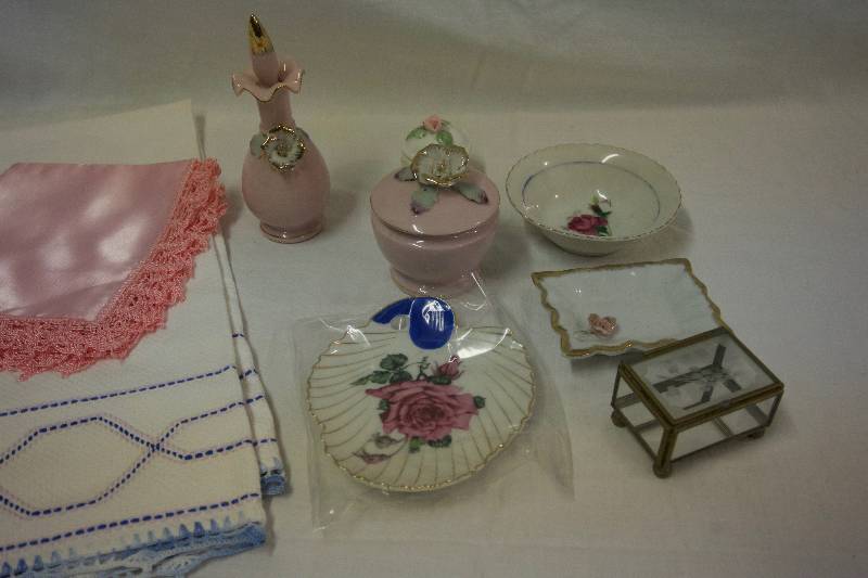 lot 126 image: Collectible Table Top Items