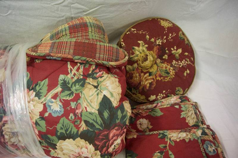 lot 138 image: Reversible Quilt (Queen)