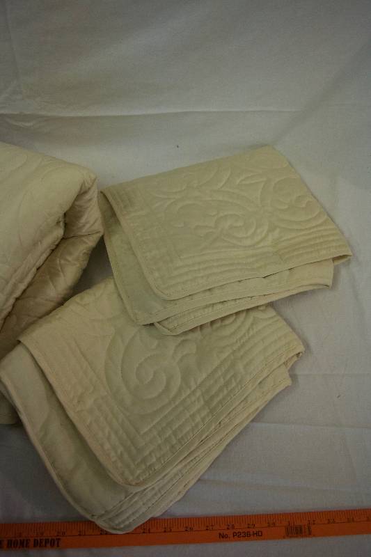 lot 149 image: Quilt Bedspread & Shams (King)