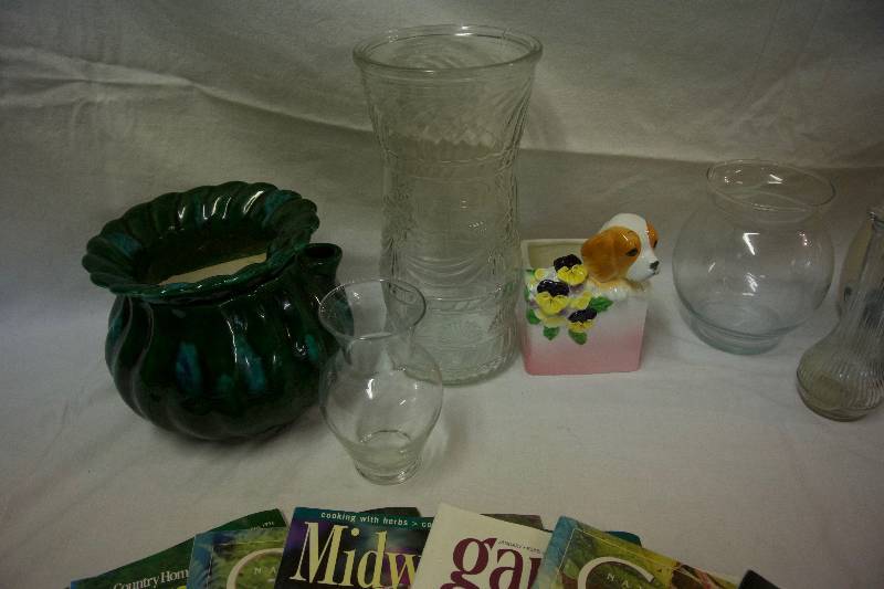 lot 150 image: Glass, Pottery & Ceramic Flower Vases