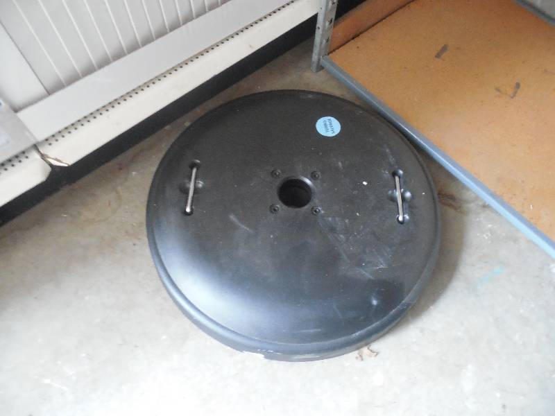 lot 19 image: HEAVY DUTY CONCRETE PATIO UMBRELLA BASE
