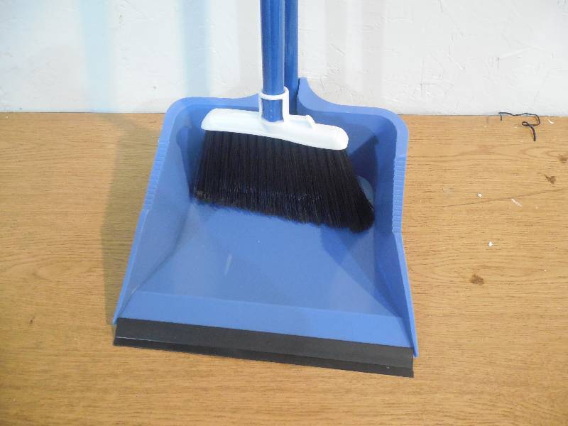 lot 60 image: Flip Lock Dustpan and Lobby Broom