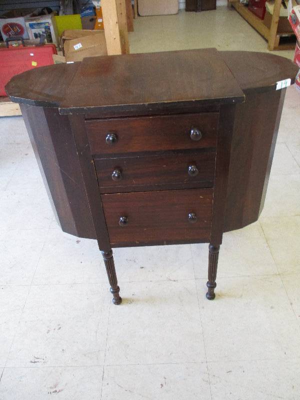 lot 19 image: Wooden End Table