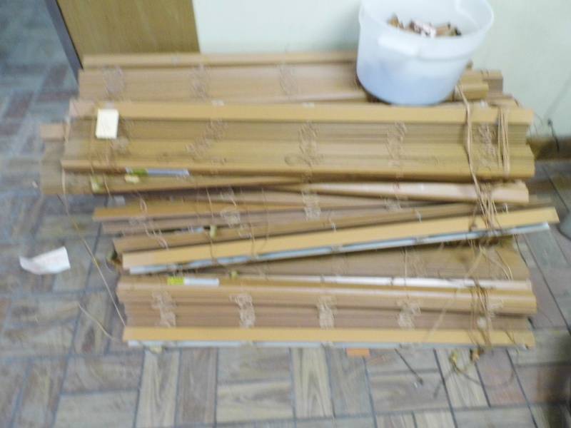 lot 18 image: Large Lot of Blinds