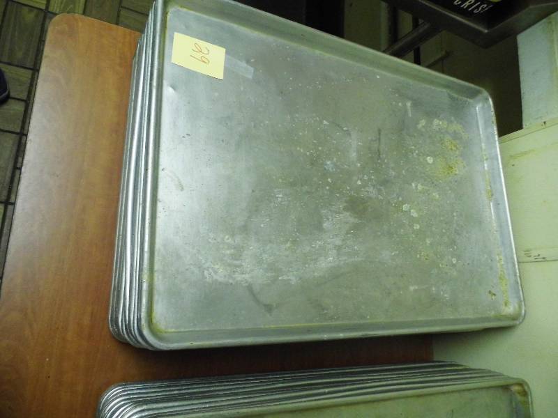 lot 29 image: Lot of 15 Metal Pans