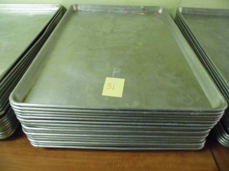 lot 31 image: Lot of 15 Metal Pans