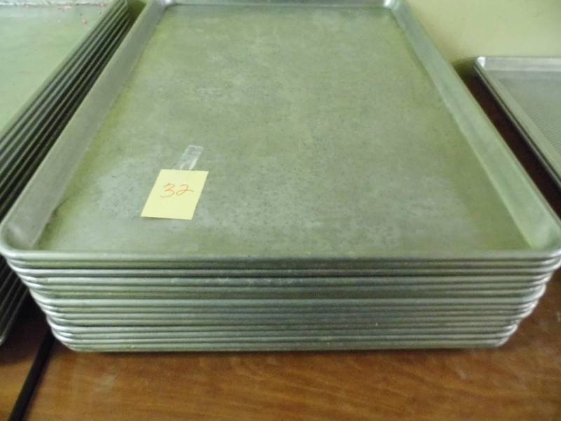 lot 32 image: Lot of 15 Metal Pans