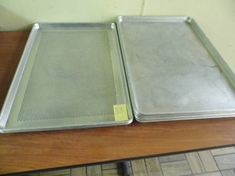 lot 33 image: Lot of 6 Metal Pans  2 Air Bake Pans