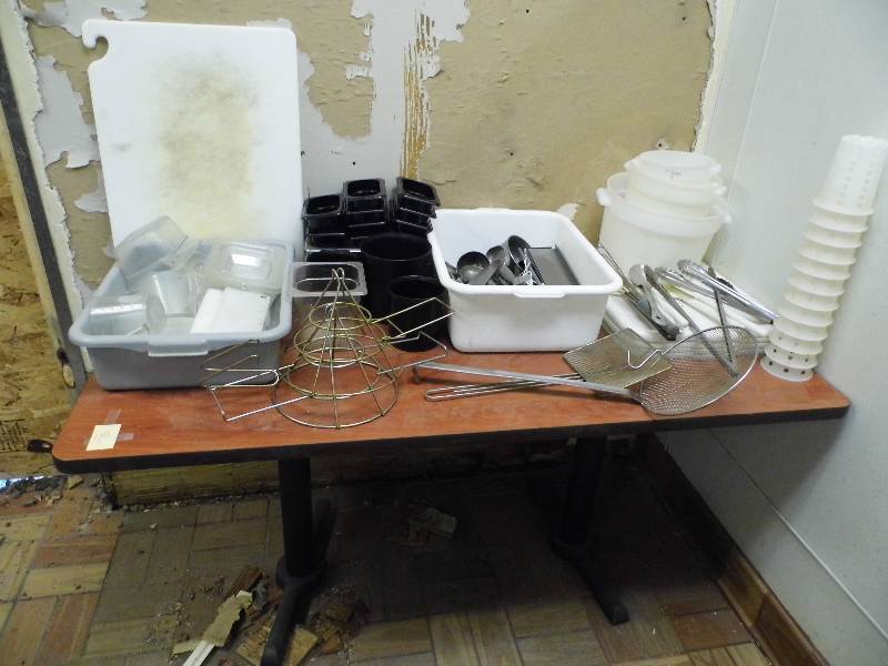 lot 40 image: Table w Containers