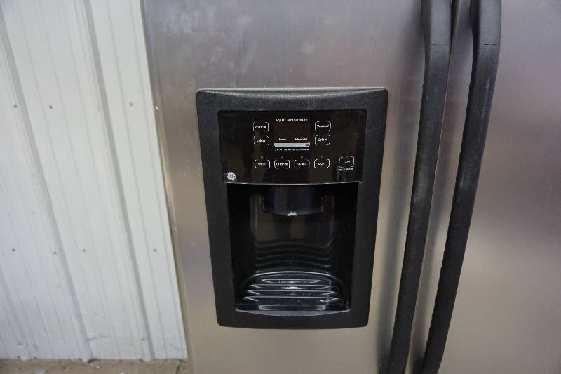 lot 1 image: GE Model GSL25JFXSLB 25 Cubic Foot Energy Star Side By Side Stainless Steel Refrigerator Freezer
